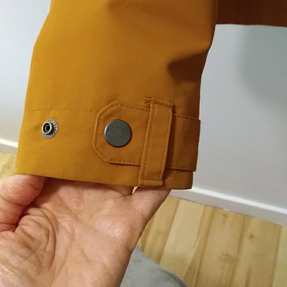 Columbia Omni-tech raincoat. Medium.  Orange/yellow/gold colour. - Picture 4 of 7